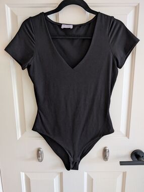 Pink Lily Short Sleeve V Neck Bodysuit, Black, Size Medium